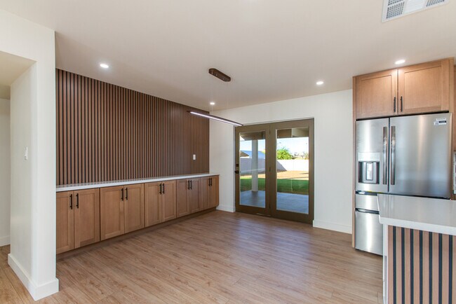 Building Photo - Beautiful 4 Bedroom, 3 Bath Home on an Oversized 18,000 Sq Ft Lot
