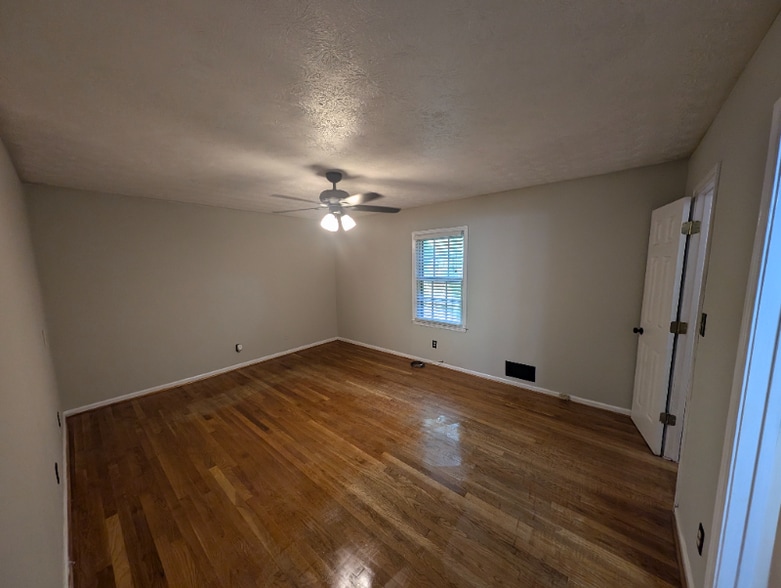 Building Photo - 2322 Chevy Chase Ln