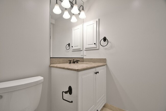 Building Photo - 3 Bed 3.5 Bath Town Home For Lease - Walk to Beach