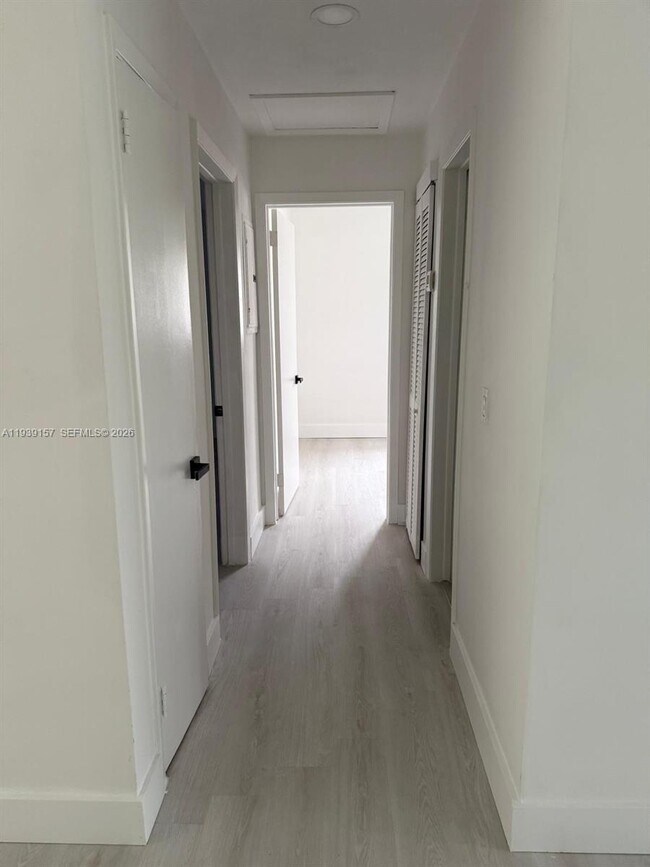 Building Photo - 5023 SW 93rd Ave