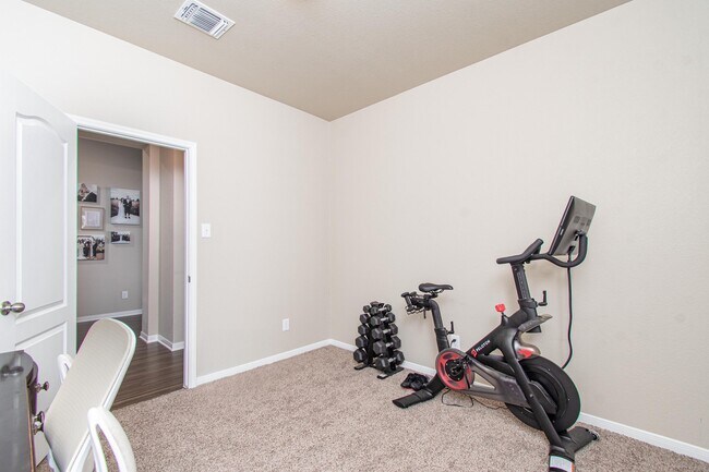 Building Photo - 10207 Six Shooter Ln