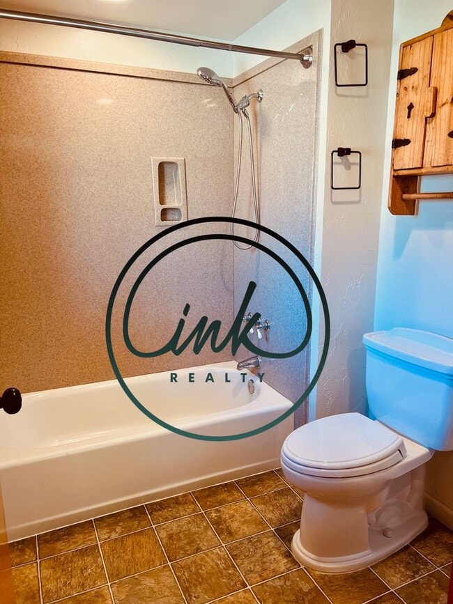 Building Photo - Charming Cabin-Style Home with Stunning To...