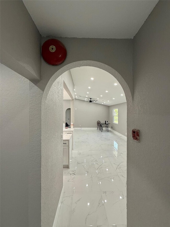 Building Photo - 603 N Sunset Ave