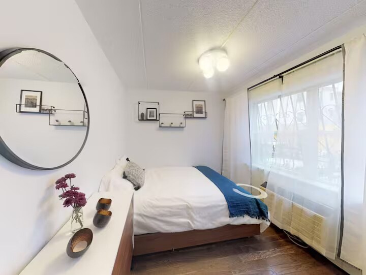 Building Photo - Furnished room/NOT APARTMENT