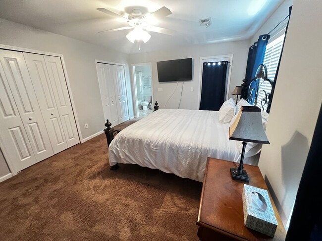 Building Photo - Beautiful 4 Bedroom, 3.5 Bath, Town Home at Tuscany is Available Now!