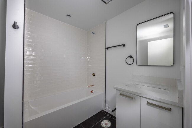 Building Photo - 4410 N Greenview Ave