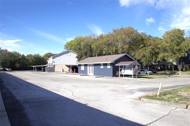 Building Photo - 10011 Knoboak Dr