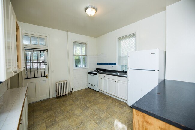 Building Photo - 2026/2027 JHU Off-Campus 5bd/3ba Charles Village w/ W/D & parking!.. Available 6/9/26