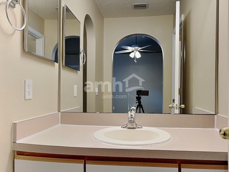 Building Photo - 12605 Parkbury Dr