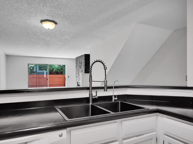 Building Photo - $2,395.00 2 bed, 2.5 bath townhome located...