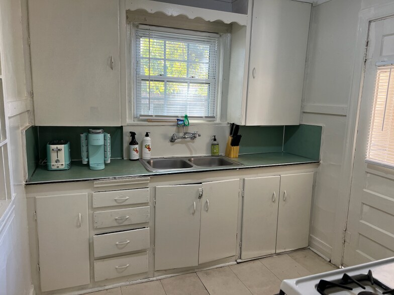 Building Photo - 1140 S College Ave