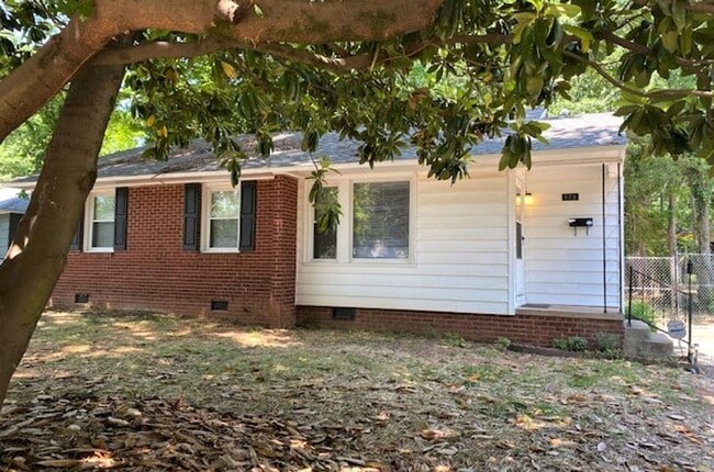 Building Photo - Selwyn/Collins Park area  3 bed, 1 bath Bu...