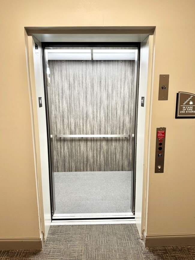 Building Photo - 2 Bed, 2 Bath Condo w/ Elevator Close to D...