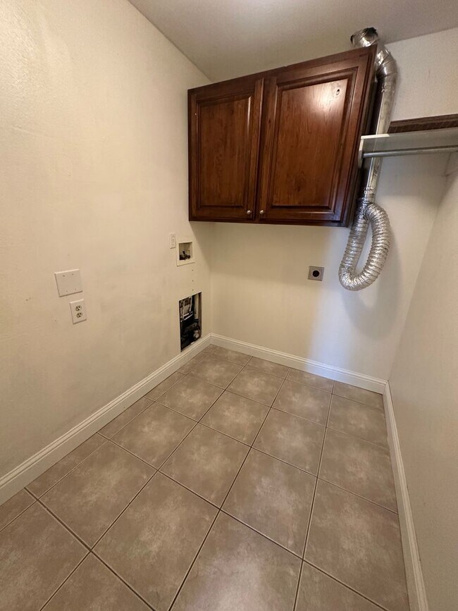 Building Photo - Beautiful Bountiful Home!