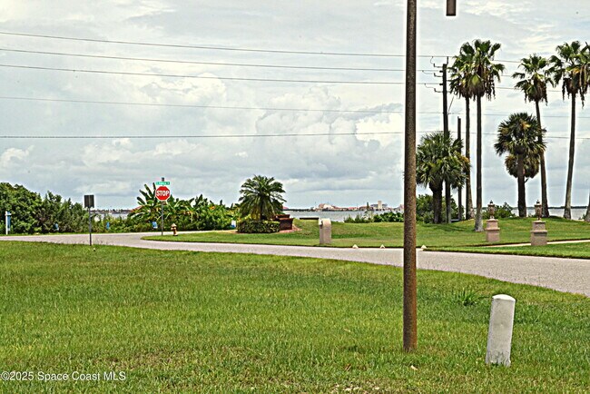 Building Photo - 285 Utopia Cir