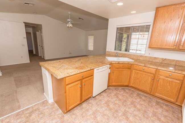 Building Photo - Available! 2 Bedroom Townhome inside Pacif...