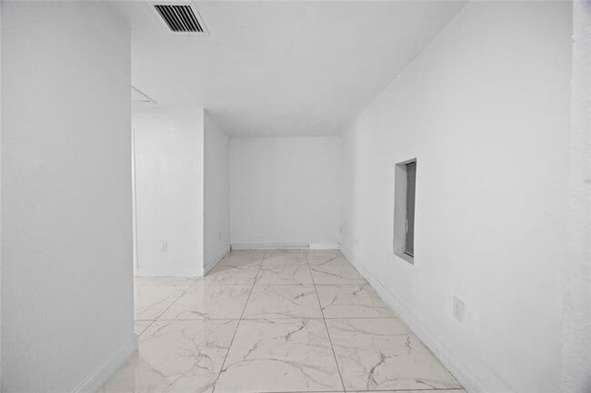 Building Photo - 1525 NE 160th St