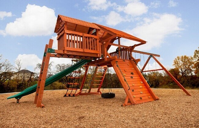 Building Photo - FOR LEASE - 3 bed, 2.5 bath, 1679 sqft townhome