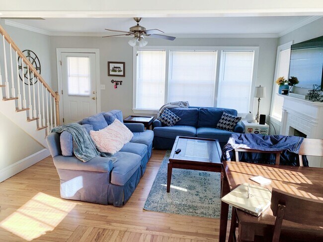 Building Photo - Fenced in 4 bedroom home for 4 or 3 people!