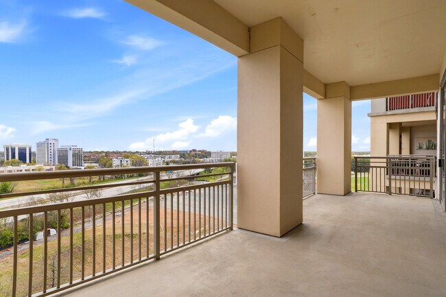 Building Photo - 701 Royal Ct