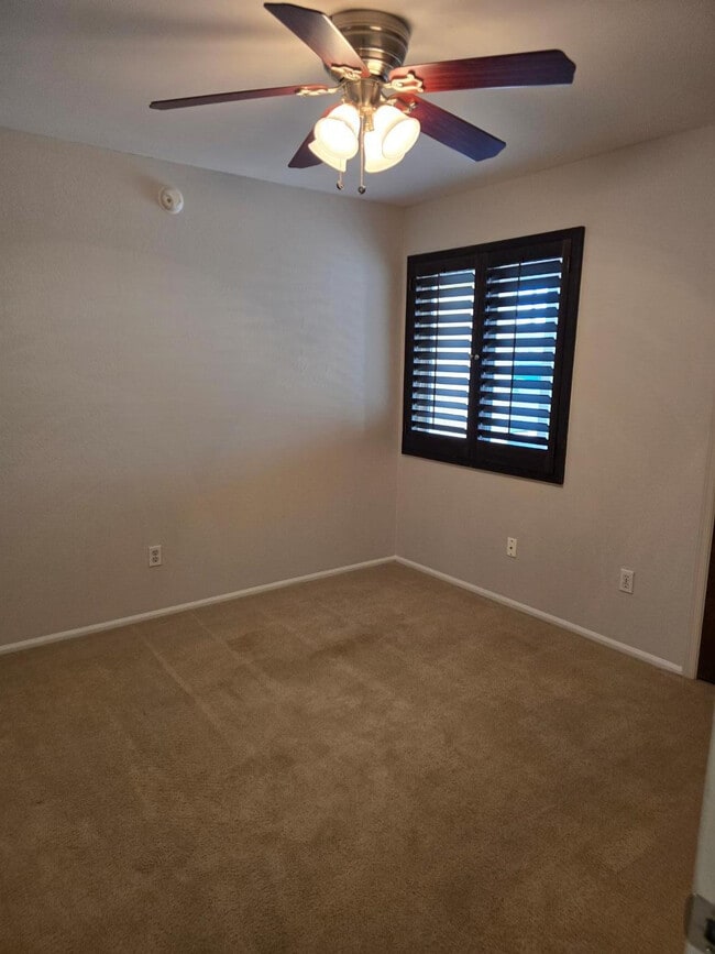 Building Photo - 1615 W Summit Pl