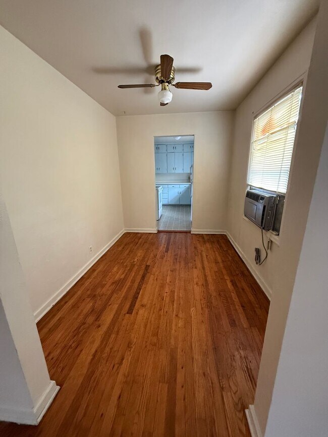 Building Photo - Very Large 1 Bedroom 1 Bathroom Home Available Now