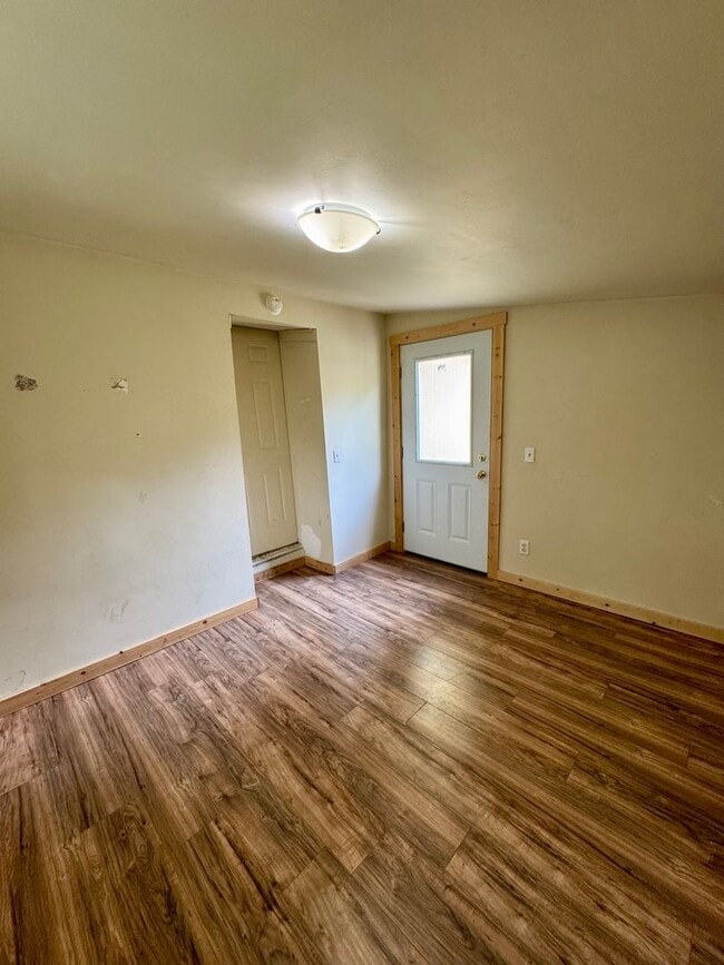 Building Photo - Cozy butte house available now