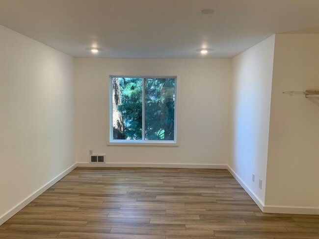 Building Photo - Beautiful Lakefront 2 Bed 1.75 Bath Condo ...