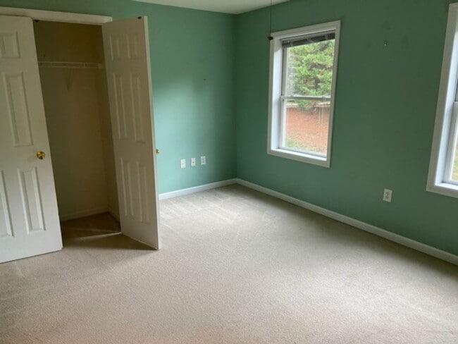 Building Photo - Townhouse located at Pikes Place