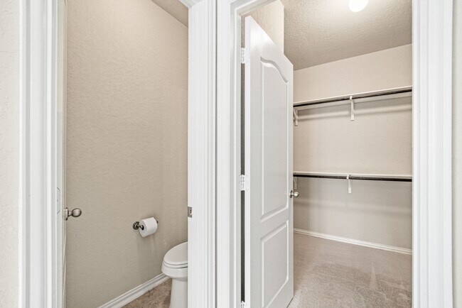 Building Photo - New Braunfels Beauty with plenty of SPACE!