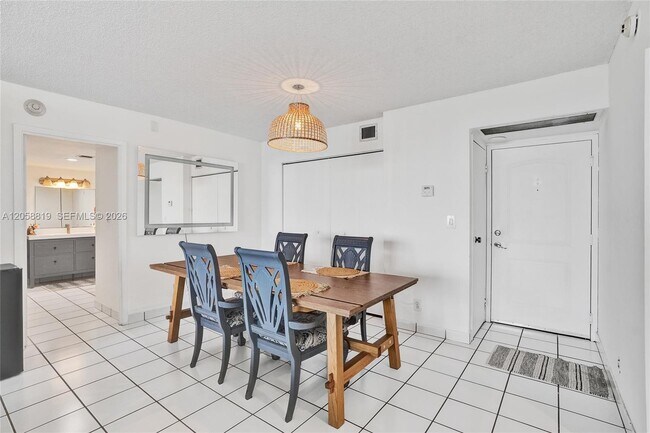 Building Photo - 100 Bayview Dr