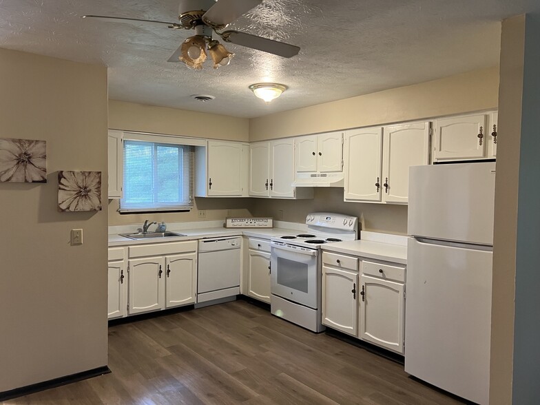 Kitchen - 3976 Granger Rd