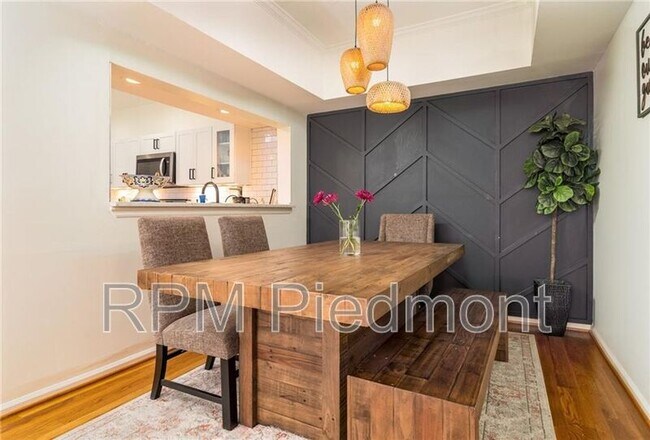 Building Photo - 220 Renaissance Pkwy NE