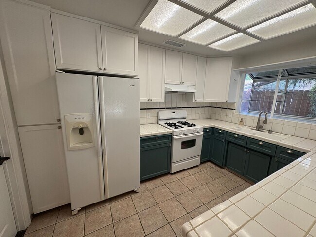 Building Photo - NW Visalia Home coming soon!