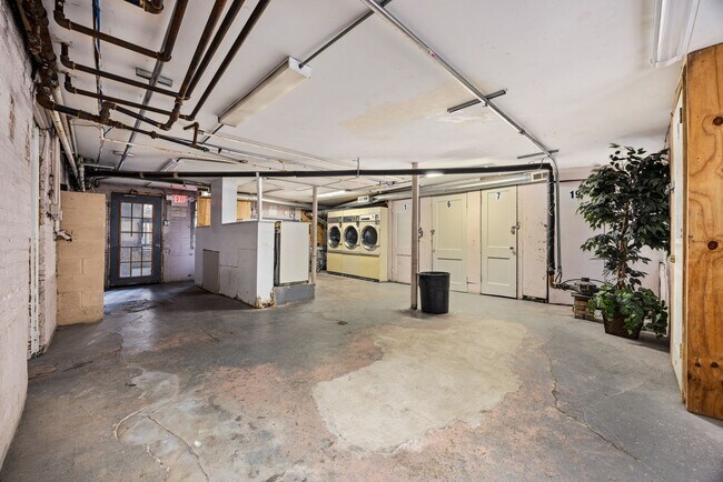Building Photo - 5039 W 18th-15