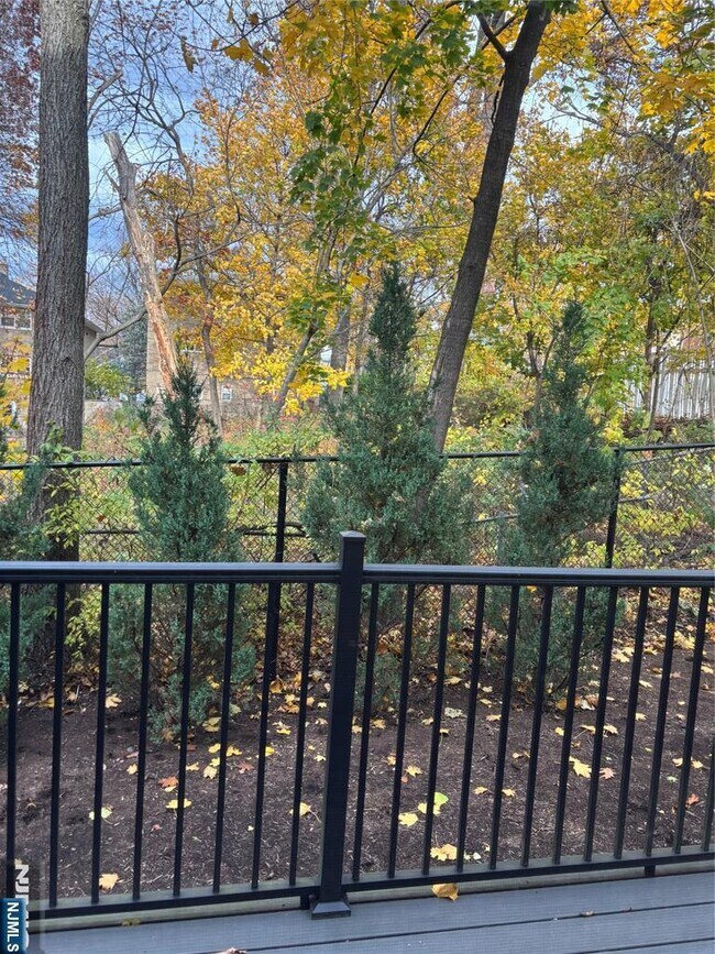 Building Photo - 555 Edgewater Ave