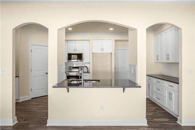 Building Photo - Luxurious Living In Sought After Sherwood ...