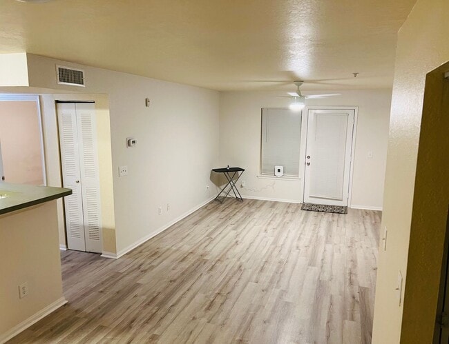 Building Photo - Spacious 2nd Floor 2B/2B Unfurnished Condo...