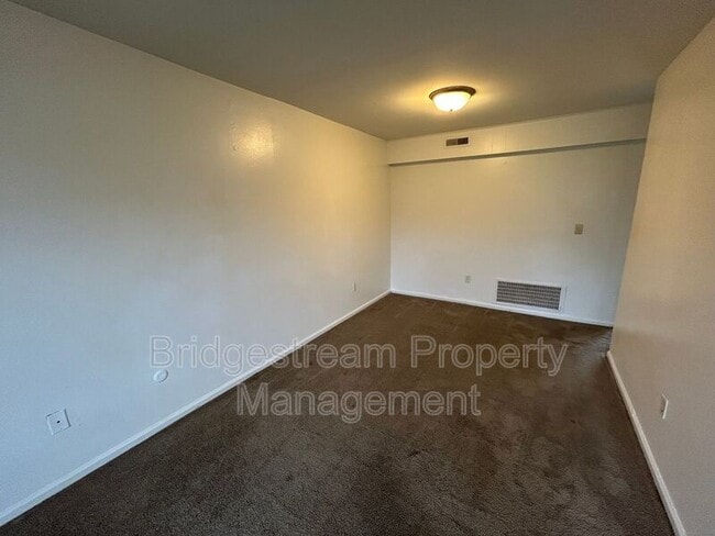 Building Photo - 660 Randler Ave