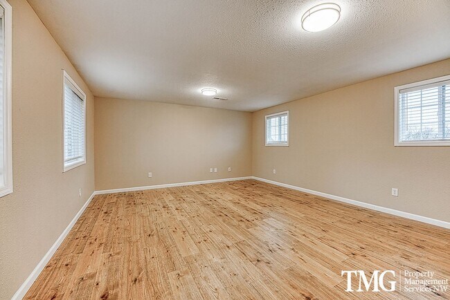 Building Photo - Wonderful 2 Story 3 Bed 2.5 Bath Home in Five Corners!