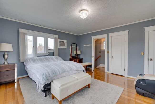 Building Photo - 3321 NE Peerless Pl