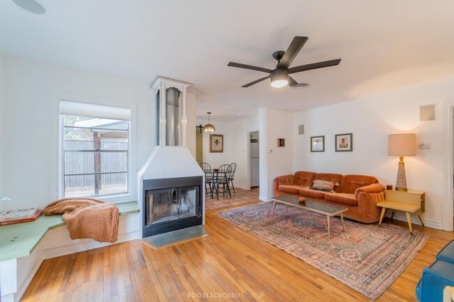 Building Photo - ADORABLE 3 bedroom!