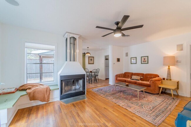 Building Photo - AUGUST PRE-LEASE! ADORABLE 3 bedroom!