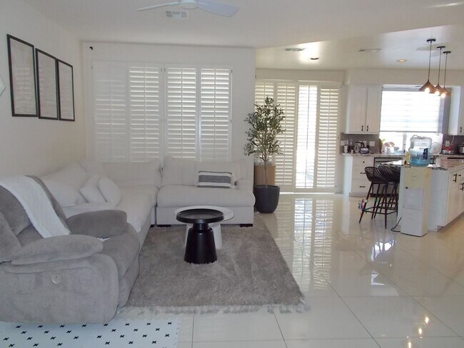 Building Photo - Stunning Fully Remodeled Luxury Home in Peccole Ranch