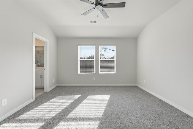 Building Photo - 18037 Martin Pines Dr