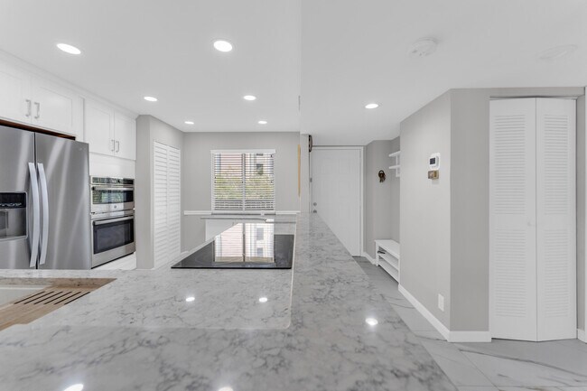 Building Photo - 7192 Huntington Ln