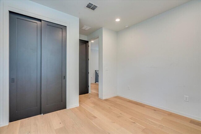 Building Photo - 908 Nalide St