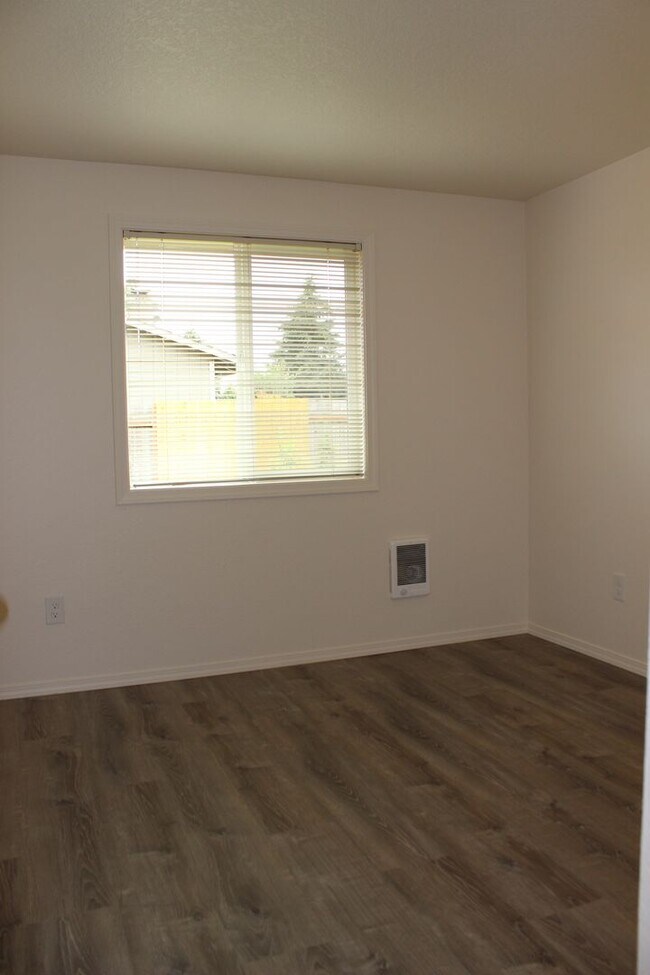 Building Photo - 3 bed single level home in SE Hillsboro