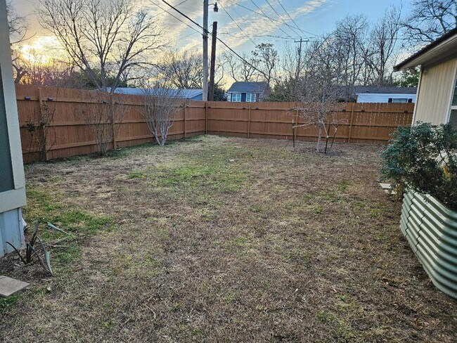 Building Photo - 110 Lexington Rd