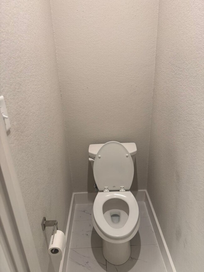 Building Photo - 3/2/2 Cozy Kitchen - Huge Closets - Tub in...